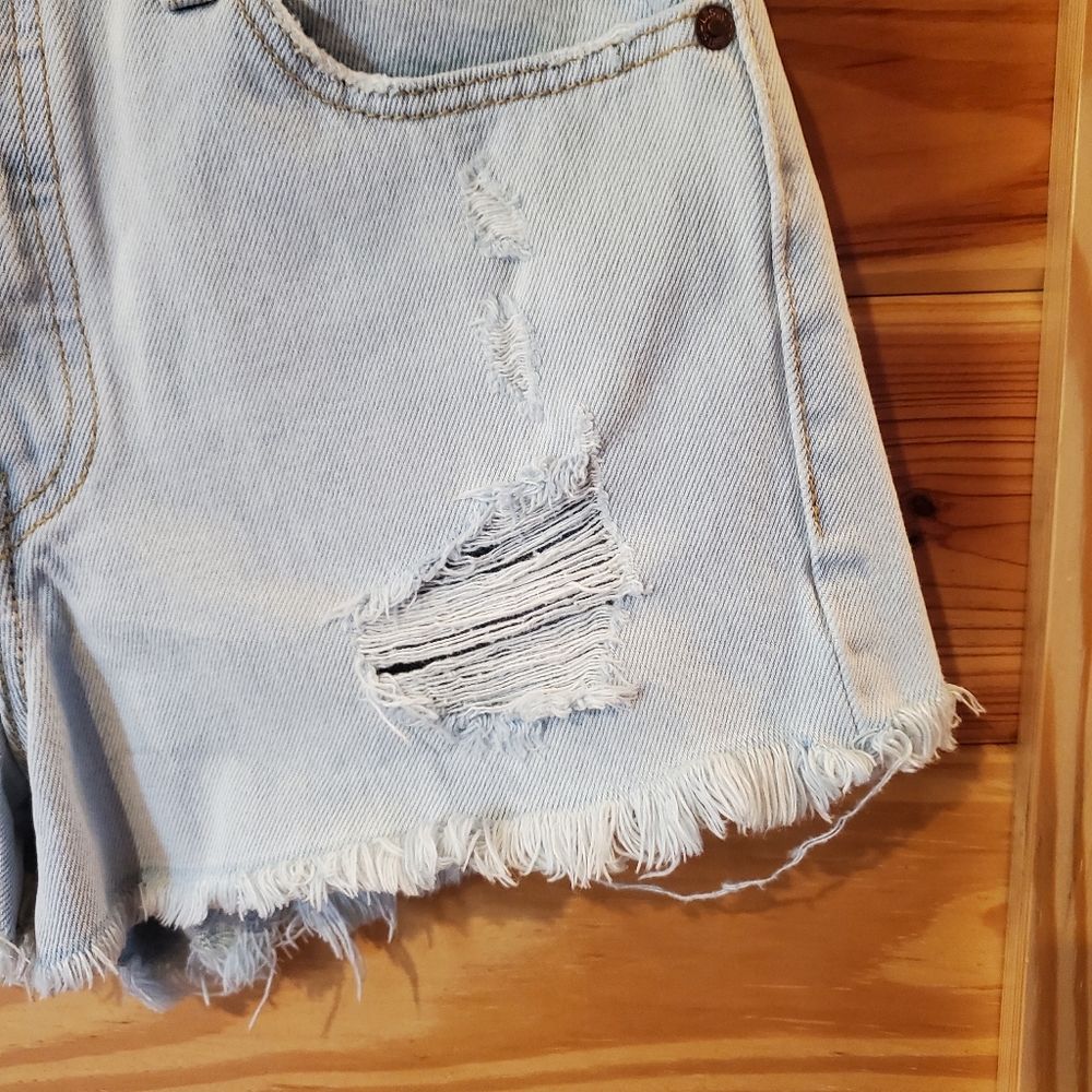 Levi's Women's Light Wash Distressed Button Fly Demin Short SZ 26 Style S58022 - Picture 4 of 15